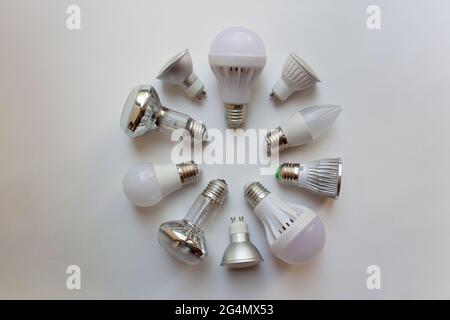 Elektrische Glühbirnen verschiedener Form und Basis isoliert auf weißem Hintergrund aus einem hohen Winkel Stockfoto