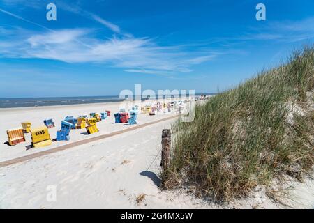 Nordseeinsel Langeoog, Frühsommer, kurz nach der ersten Lockerung der Sperre in der Corona-Krise, noch recht wenige Touristen am Strand, b Stockfoto