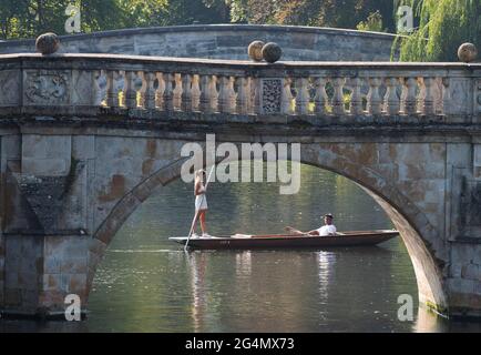 Cambridge Cambridgeshire England Großbritannien. Am ersten Herbsttag auf dem River Cam poken. 22. September 2020 Herbstfarben im Zentrum von Cambridge als V Stockfoto