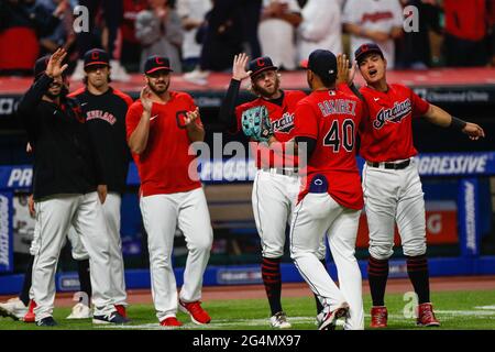 Harold Ramirez (40), Outfielder der Cleveland Indians, feiert am Montag, Ju, einen Teamsieg bei einem regulären MLB-Saisonspiel gegen die Baltimore Orioles Stockfoto