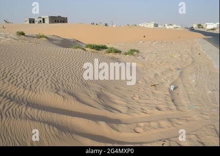 MAURETANIEN, Nouakchott, Wüste am Stadtrand, Stadtwachstum, Neubauten / MAURETANIEN, Nuakschott, Wüste am Stadtrand, Städtewachstum, Urbanisierung Stockfoto