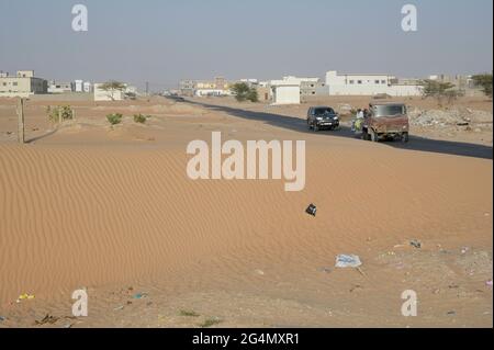 MAURETANIEN, Nouakchott, Wüste am Stadtrand, Stadtwachstum, Neubauten / MAURETANIEN, Nuakschott, Wüste am Stadtrand, Städtewachstum, Urbanisierung Stockfoto