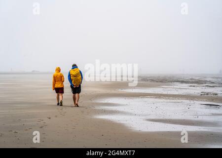 Nordseeinsel Langeoog, Frühsommer, kurz nach der ersten Lockerung der Sperre in der Corona-Krise, nebliges Wetter, noch recht wenige Touristen Stockfoto