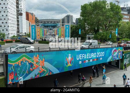 London, Großbritannien. 22. Juni 2021. Fußballfans kommen zum Spiel der Gruppe D der Euro 2020 zwischen der Tschechischen Republik und England im Wembley-Stadion an. Das Wembley Stadium wird das Halbfinale und das Finale ausrichten, wobei laut der britischen Regierung eine Kapazität von 75 % erlaubt ist, was etwas mehr als 60,000 Zuschauern entspricht, was bei einem großen Sportereignis seit Beginn der Pandemie am meisten erlaubt ist. Kredit: Stephen Chung / Alamy Live Nachrichten Stockfoto