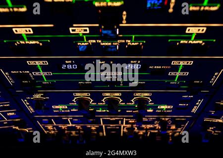 Eine Nahaufnahme der Deckenplatte eines Verkehrsflugzeugs mit unzähligen Schaltern und Tasten zur Steuerung verschiedener Flugzeugsysteme und -Komponenten Stockfoto