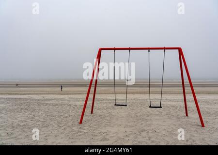 Nordseeinsel Langeoog, Frühsommer, kurz nach der ersten Lockerung der Sperre in der Corona-Krise, nebliges Wetter, noch recht wenige Touristen Stockfoto