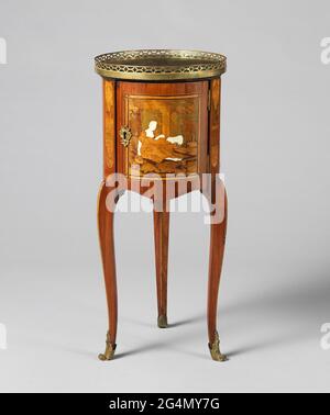 Tabelle. Tisch mit Markierwaren aus rosa, Palisander und Olijvehout und anderen Holzarten, Elfenbein und vergoldeter Bronze. Der runde Tisch ruht auf drei S-förmigen Beinen, unten mit Rocaille-Teig, der in Stile übergeht und die Regeln in drei Felder teilt. Das Feld auf der Vorderseite bildet eine Tür und zeigt eine sitzende Frau mit Schafen; die anderen beiden Felder zeigen Landschaften mit Bäumen und Häusern, mit Perlfenstern. Das Blatt, mit einem vergoldeten Bronzerand mit Galerie, ist mit Ruinen geschmückt. Stockfoto