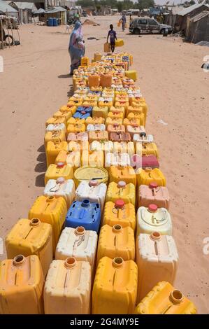 MAURETANIEN, Nouakchott, Slum, schlechte Wasserversorgung / MAURETANIEN, Nuakschott, Slum Gazara, mangelnde Wasserversorgung Stockfoto