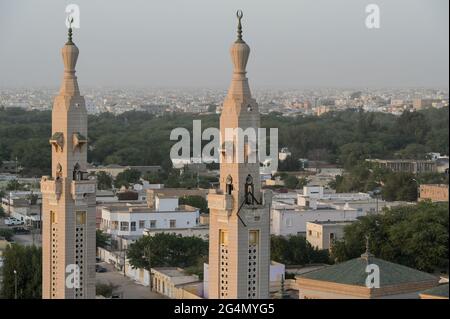 MAURETANIEN, Nouakchott, saudi-moschee im Stadtzentrum / MAURETANIEN, Nuakschott, Saudi-Moschee Stockfoto