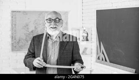 Konzept für mathematische Grafikwerkzeuge. In Richtung Wissen. Studieren Sie Mathematik, um gute Ergebnisse zu erhalten. Senior man Lehrer verwenden Kompass-Werkzeug. Bärtiger Tutor Mann zeichnen mit Stockfoto