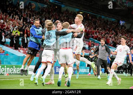 Jubel Team DEN um Torschuetze Andreas CHRISTENSEN withte (DEN) nach dem Tor auf 3: 1, von vorne Christian NOERGAARD (Nörgaard), Simon KJAER (DEN), Andreas CHRISTENSEN (DEN), Gruppenphase, Vorrunde Gruppe B, Spiel M27, Russland (RUS) - Dänemark (DEN) 1: 4 am 21. Juni 2021 in Kopenhagen / Dänemark Soccer EM 2020 vom 11. Juni 2021 bis 11. Juli 2021. Â Stockfoto