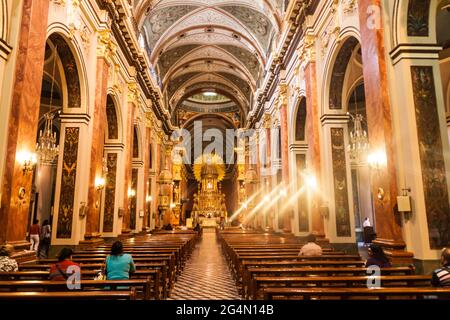 SALTA, ARGENTINIEN - 9. APRIL 2015: Innenraum der Kathedrale Basilika und Heiligtum des Herrn und der Jungfrau des Wunders in Salta, Argentinien. Stockfoto