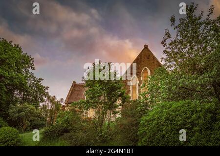 Irische Landschaften. St. Patrick’s Church and Parish Center in der Abenddämmerung. Greystones, co. Wicklow, Irland. Stockfoto