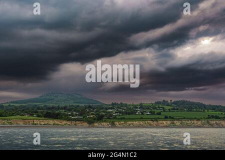 Irische Landschaften. Abendwolken über Little Sugar Loaf Mountains in Wicklow. Irland. Stockfoto