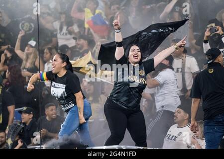Die Fans der 3252 feiern am Samstag, den 19. Juni 2, ein Tor des Los Angeles FC Mittelfeldspielers Jose Cifuentes (11) bei einem MLS-Spiel gegen den Houston Dynamo Stockfoto