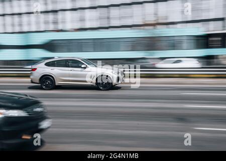 Ukraine, Kiew - 29. April 2021: BMW X4 fährt auf der Straße. Redaktionell Stockfoto