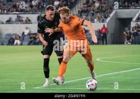 Houston Dynamo-Verteidiger Tim Parker (5) verteidigt den FC Los Angeles-Stürmer Corey Baird (13) während eines MLS-Spiels am Samstag, den 19. Juni 2021, in Stockfoto