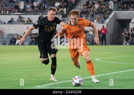 Los Angeles FC-Stürmer Corey Baird (13) und Houston Dynamo-Verteidiger Tim Parker (5) jagen den Ball während eines MLS-Spiels, Samstag, 19. Juni 2021, in Stockfoto