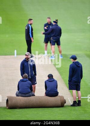 Beamte und Bodensmänner bewerten das Spielfeld vor der Vitality Blast T20 auf dem 1. Central County Ground, Hove. Bilddatum: Dienstag, 22. Juni 2021. Stockfoto