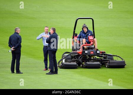 Beamte und Bodensmänner bewerten das Spielfeld vor der Vitality Blast T20 auf dem 1. Central County Ground, Hove. Bilddatum: Dienstag, 22. Juni 2021. Stockfoto