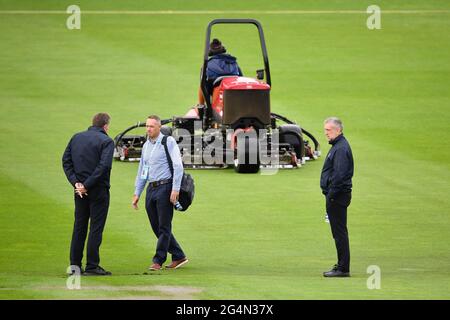 Beamte und Bodensmänner, die den Platz vor der Vitality Blast T20 auf dem 1. Central County Ground, Hove, bewerten. Bilddatum: Dienstag, 22. Juni 2021. Stockfoto