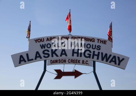 Das weltberühmte Schild des Alaska Highway Way liegt bei Mile 0 Dawson Creek, Alberta Canada Stockfoto