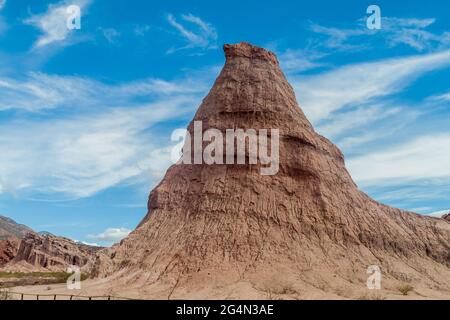 Felsformation namens Obelisco in Quebrada de Cafayate, Argentinien. Nationalpark Quebrada de las Conchas. Stockfoto