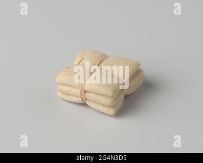 Stapel von Decken, gebunden mit einem Band. Ein Stapel von drei gefalteten und zusammengebundenen Wolldecken (?) Gebündelt mit Leinenband. Stockfoto