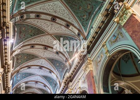 SALTA, ARGENTINIEN - 9. APRIL 2015: Innenraum der Kathedrale Basilika und Heiligtum des Herrn und der Jungfrau des Wunders in Salta, Argentinien. Stockfoto