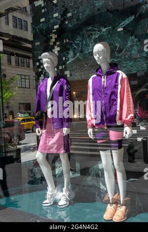 Louis Vuitton Fifth Avenue Flagship Store Window, NYC Stockfoto