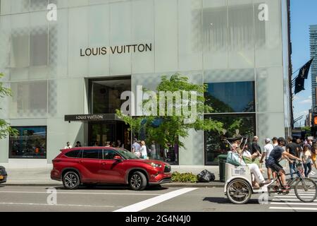 Louis Vuitton Store auf der Fifth Avenue in New York City, USA Stockfoto