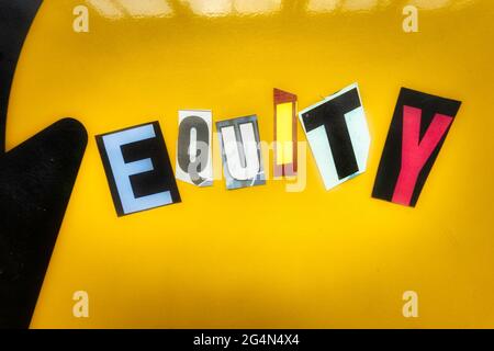 Das Wort „Equity“ mit ausgeschnittenen Papierbuchstaben in der Lösegeld-Note-Effekt-Typografie Stockfoto