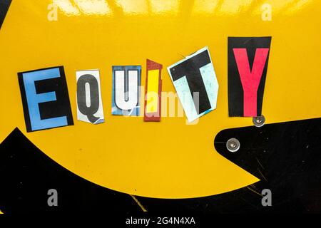 Das Wort „Equity“ mit ausgeschnittenen Papierbuchstaben in der Lösegeld-Note-Effekt-Typografie Stockfoto