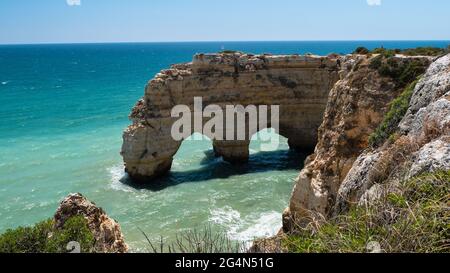 Praia da Marinha, se considera una de las 10 mejores playas más bellas de Europa, situada en el Algarve Portugal. Stockfoto