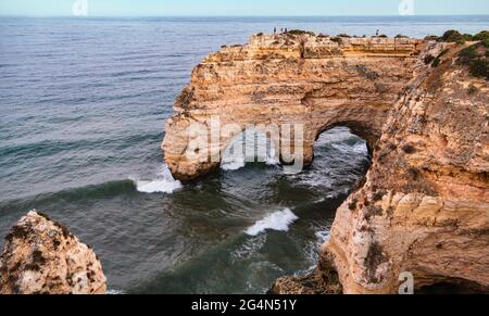 Praia da Marinha, se considera una de las 10 mejores playas más bellas de Europa, situada en el Algarve Portugal. Stockfoto