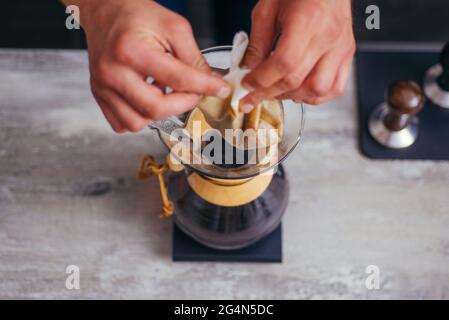 Die gebrühten Kaffee von Dämpfen Filter tropft Stil Stockfoto