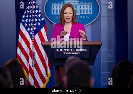 Washington, Usa. Juni 2021. Jen Psaki, die Pressesprecherin des Weißen Hauses, beantwortet eine Frage der Nachrichtenmedien während der täglichen Pressekonferenz im Weißen Haus in Washington, DC, USA, am 22. Juni 2021. Quelle: SIPA USA/Alamy Live News Stockfoto