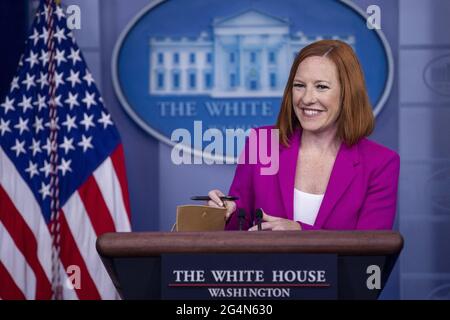 Jen Psaki, die Pressesprecherin des Weißen Hauses, hält während der täglichen Pressekonferenz am 22. Juni 2021 im Weißen Haus in Washington, DC, USA, eine Rede. Stockfoto