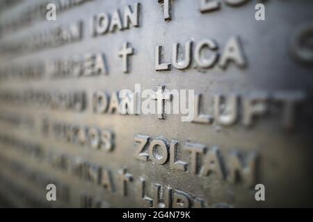 Bukarest, Rumänien - 22. Juni 2021: Details zur geringen Schärfentiefe (selektiver Fokus) mit Namen von Menschen, die in der rumänischen Revolution von 198 ums Leben kamen Stockfoto