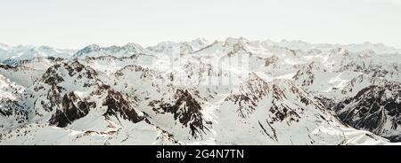 Panorama von oben Blick auf verschneite Berge in den Dolomiten, Italien Stockfoto