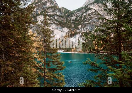 Herbstblick auf den pragser See in den dolomiten Stockfoto