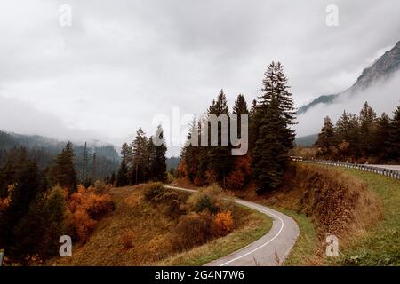 Landschaft mit Straße entlang Herbstberg in den Dolomiten, Italien Stockfoto