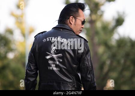 Porträt eines Mitglieds eines japanischen Rockabilly-Clubs im Yoyogi Park in der Nähe von Harajuku, Tokio, Japan Stockfoto