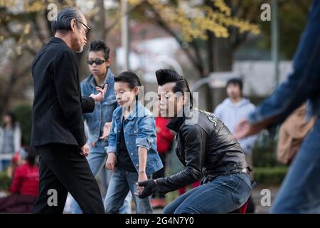 Eine Gruppe von Männern in Bikerleder tanzt im Yoyogi Park in der Nähe von Harajuku, Tokio, Japan Stockfoto