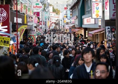 Menschenmassen, die die Takeshita Street in Harajuku, Tokio, Japan, entlang gehen Stockfoto