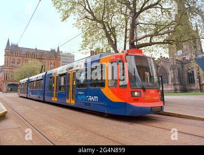 Sheffield, Großbritannien - 16. Mai 2021: Eine Straßenbahn an der Straßenbahnhaltestelle Cathedral. Stockfoto