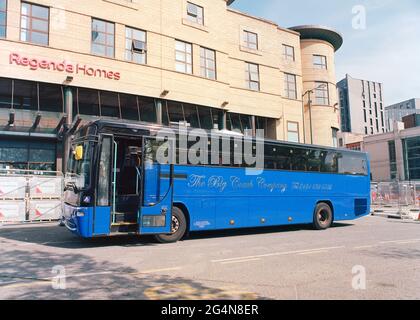 Liverpool, Großbritannien - 25. April 2021: Ein Reisebus auf einem Parkplatz in der Nähe der Liverpool Lime Street für den Bahnersatzdienst. Stockfoto