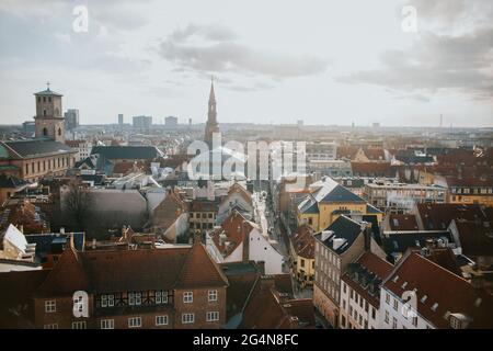 Von oben außen der Stadt mit Asphaltstraße mit Transport und Fußgängern zwischen der alten Architektur von Kopenhagen Stockfoto