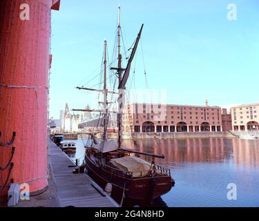 Liverpool, Großbritannien - 25. April 2021: Eine klassische Holzbrigge in Albert Dock. Stockfoto