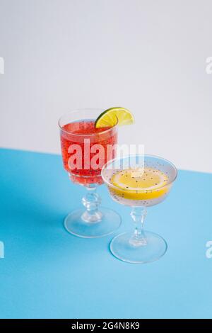 Von oben aus servieren Gläser mit erfrischenden kalten Cocktails mit Zitrusscheiben und Chiasamen auf dem Tisch im Studio Stockfoto